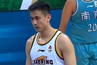 Bóng rổ nam Trung Quốc 78 - 59 Thanh Đảo Trình Suất Bành, tỷ lệ trúng mục tiêu là 22 điểm, toàn đội chỉ giành được 32 bảng bóng rổ.
